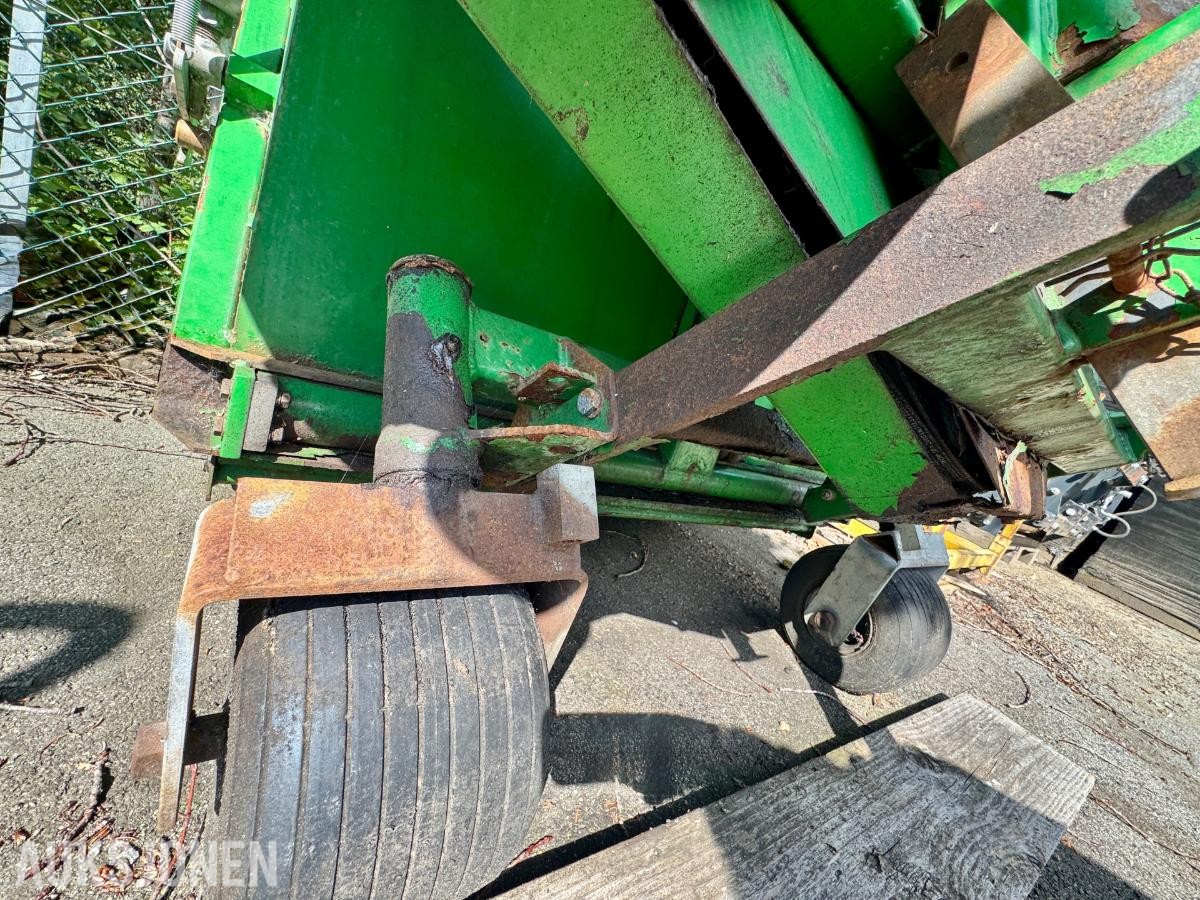 John Deere 345H Oppsamler med Hydraulisk Bakåpning
