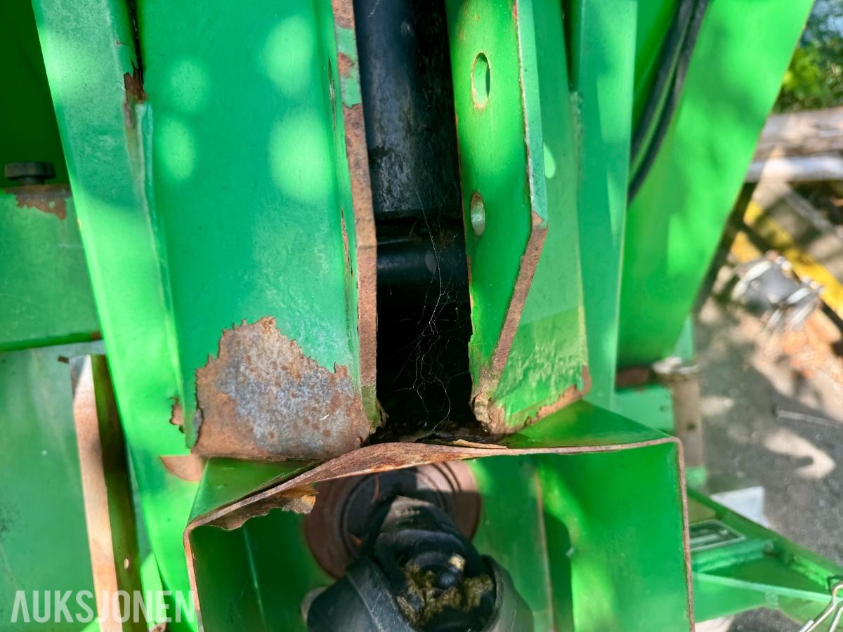 John Deere 345H Oppsamler med Hydraulisk Bakåpning