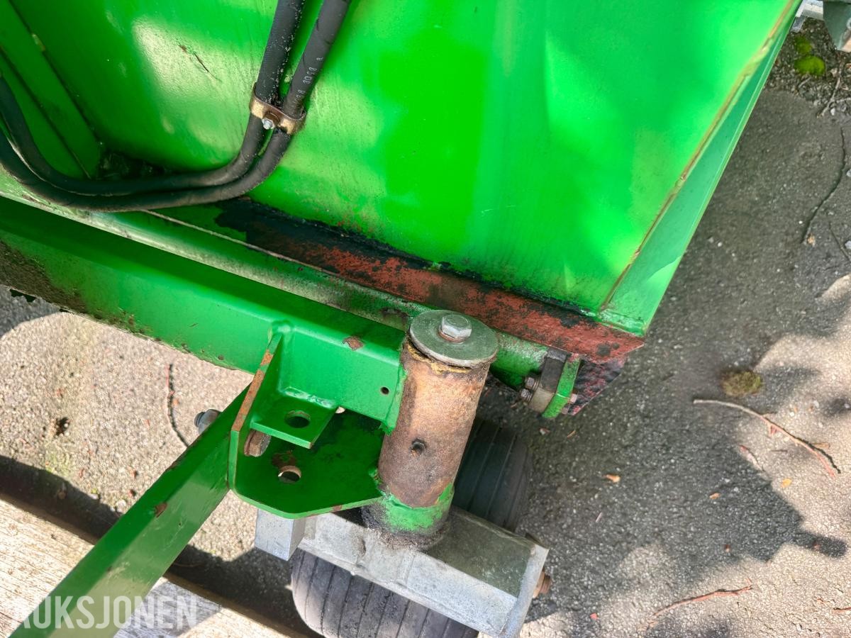 John Deere 345H Oppsamler med Hydraulisk Bakåpning
