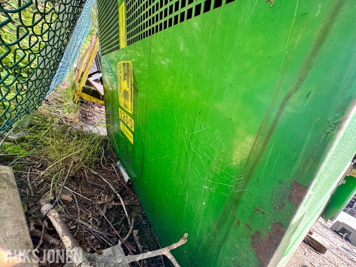 John Deere 345H Oppsamler med Hydraulisk Bakåpning