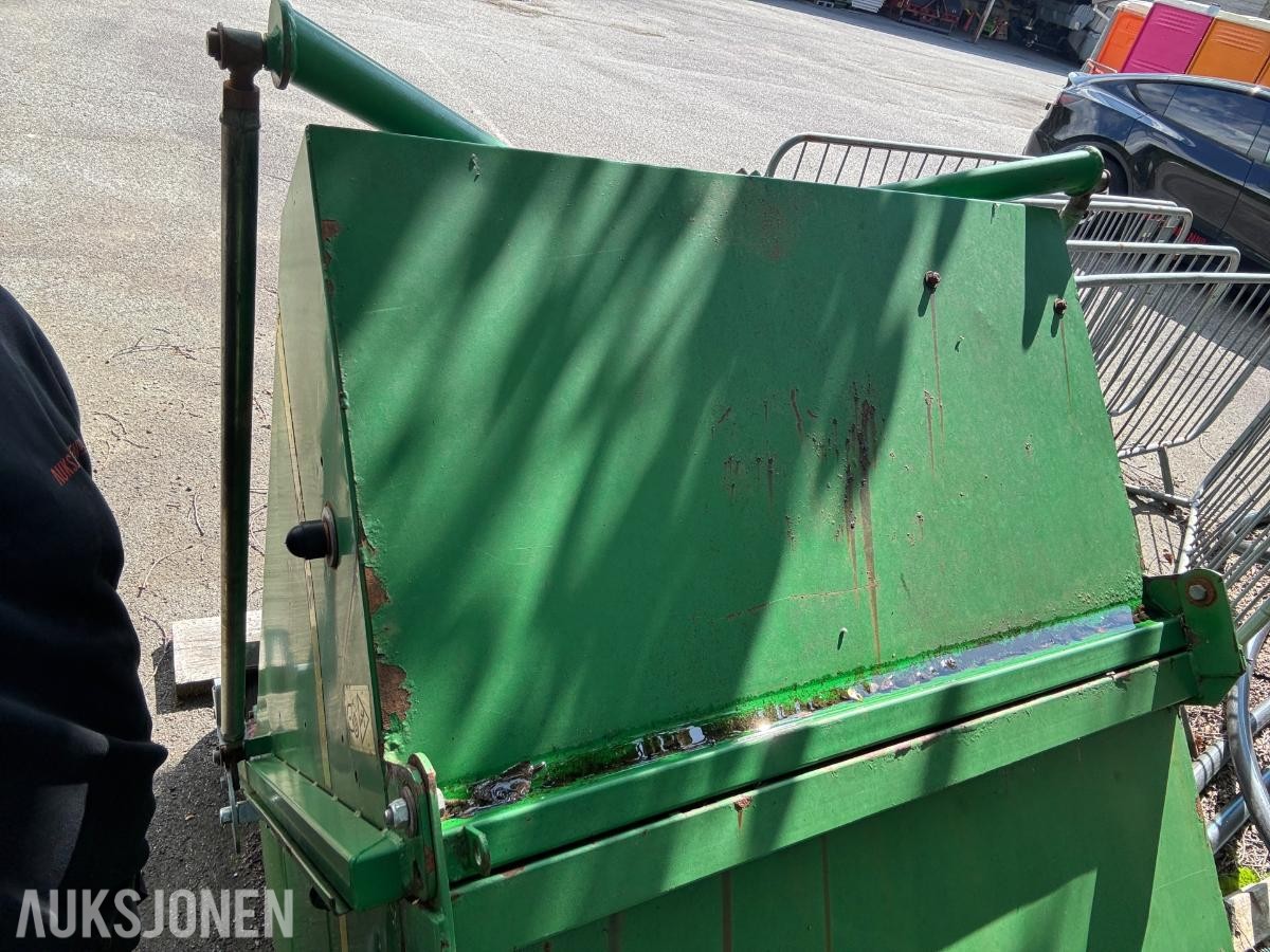 John Deere 345H Oppsamler med Hydraulisk Bakåpning