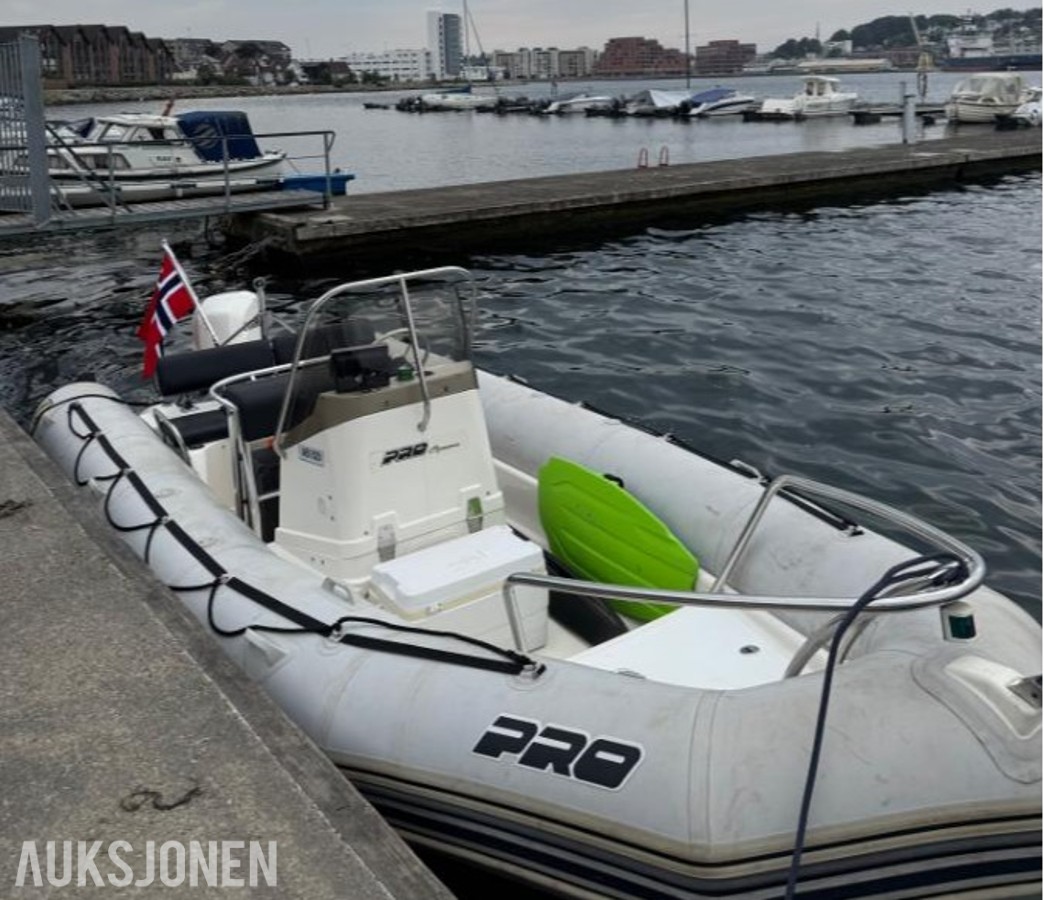 2010 Zodiac Pro 650 Med Evinrude 150 og båthenger