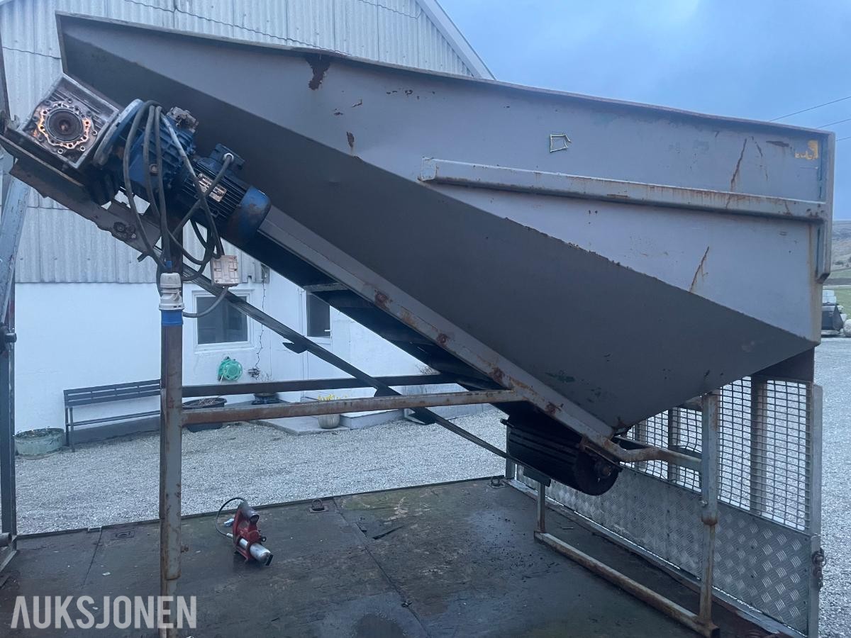 Mottakskasse/hopper med transportør og sorteringsbord
