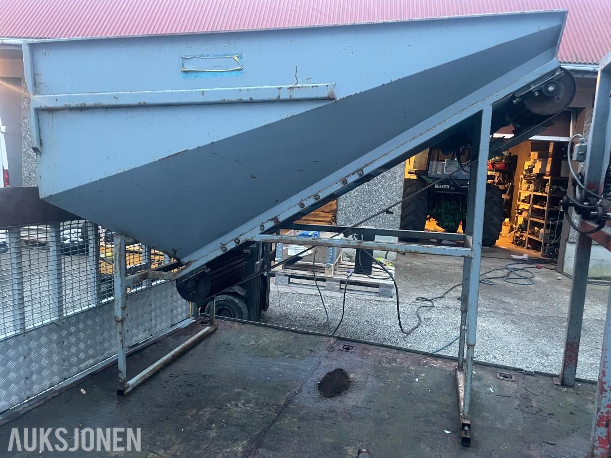 Mottakskasse/hopper med transportør og sorteringsbord