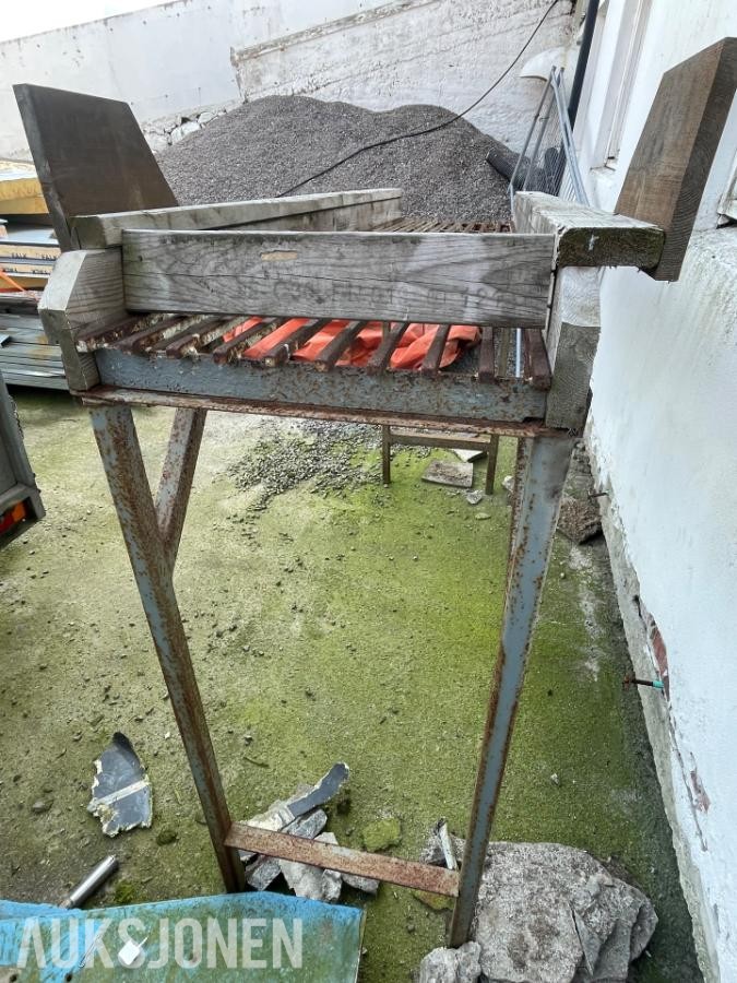 Mottakskasse/hopper med transportør og sorteringsbord