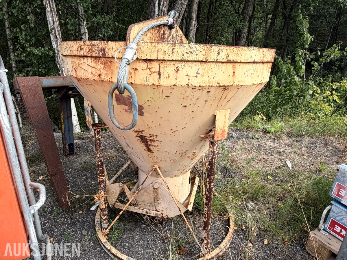 BETONGTOBB MED BUNNTØMMING OG LØFTEANORDNING