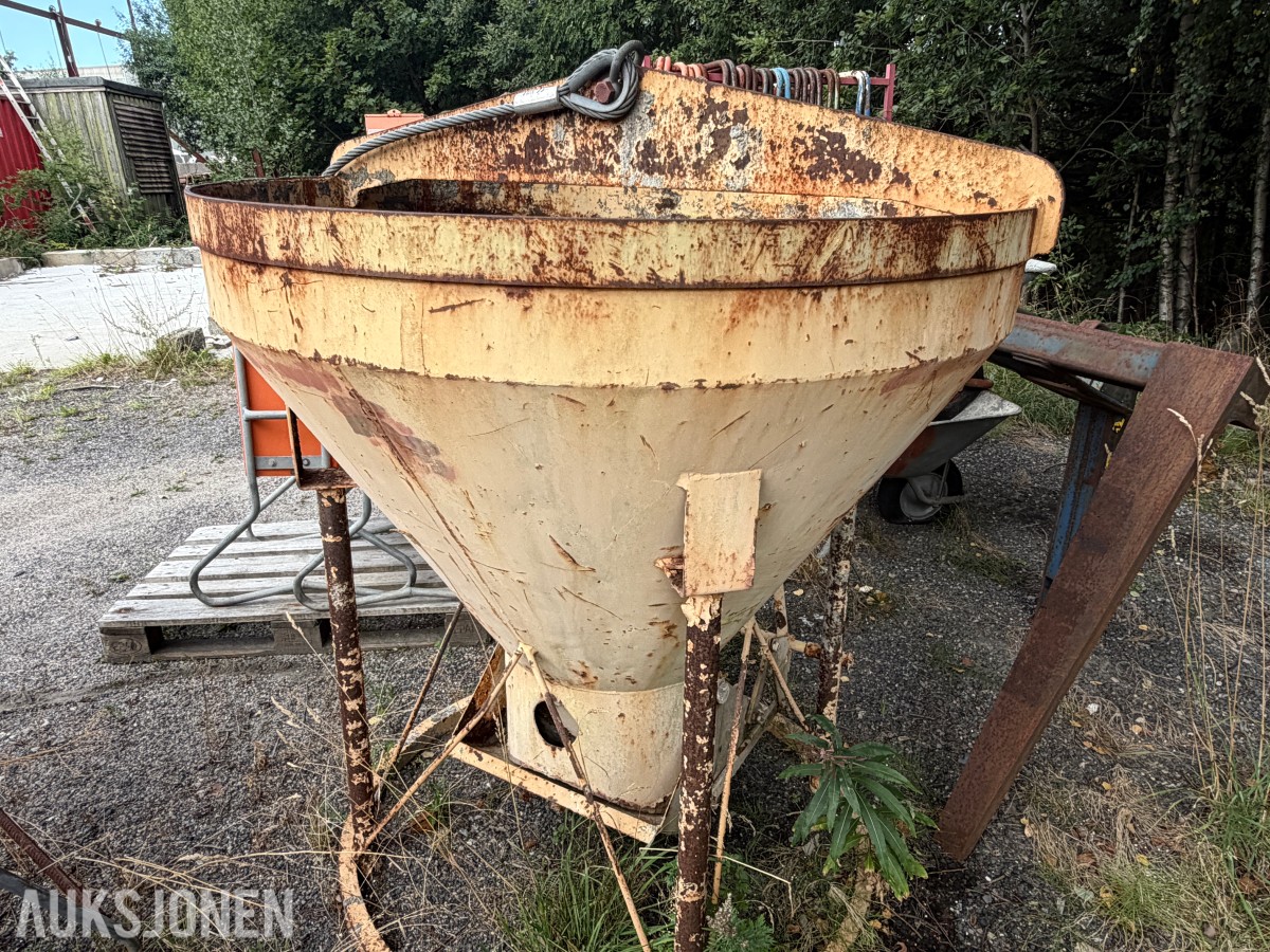 BETONGTOBB MED BUNNTØMMING OG LØFTEANORDNING