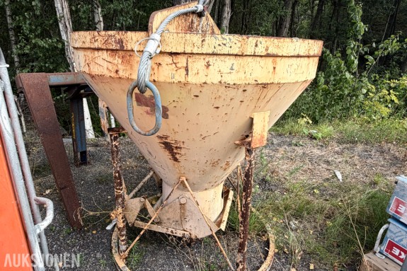 BETONGTOBB MED BUNNTØMMING OG LØFTEANORDNING