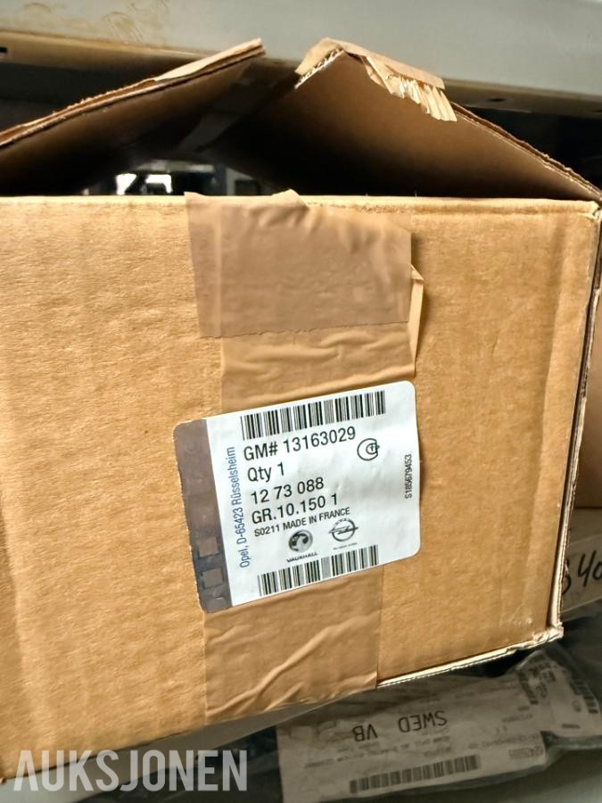Stort parti GM Opel karosserideler, skvettlapper og diverse reservedeler