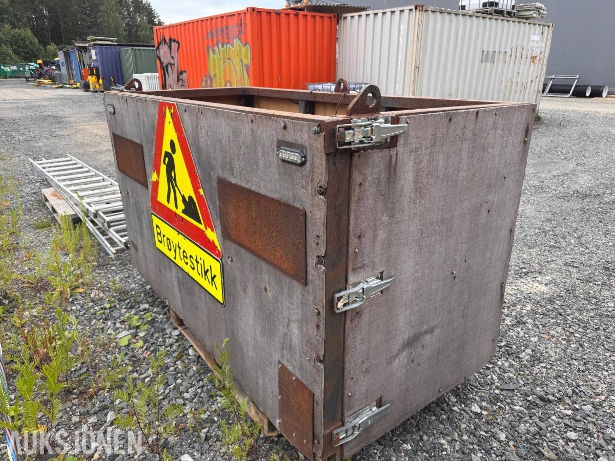 Transportkasse beregnet for transport av brøytestikker