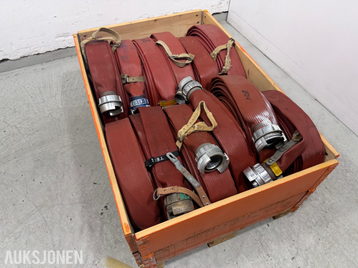 Parti brannslanger med koblinger – ca. 13 stk 