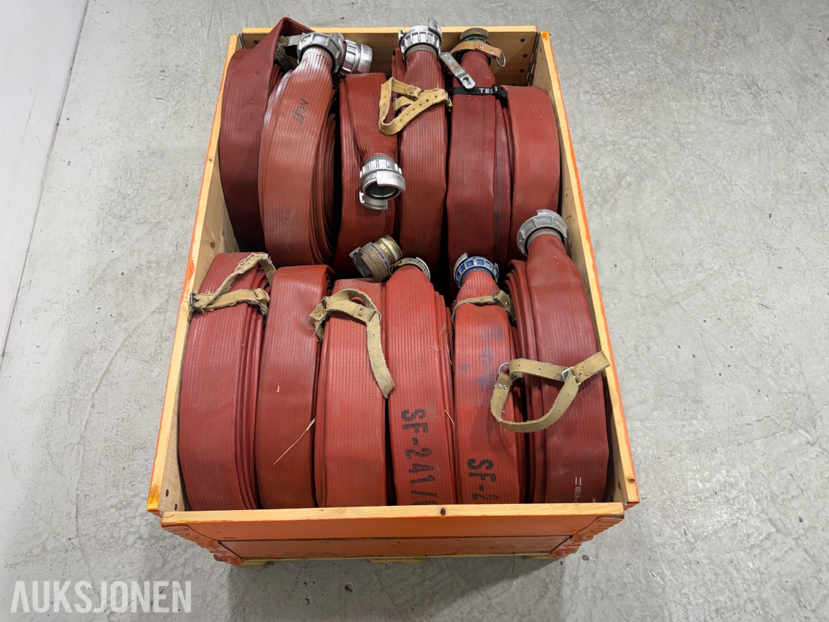 Parti brannslanger med koblinger – ca. 13 stk 