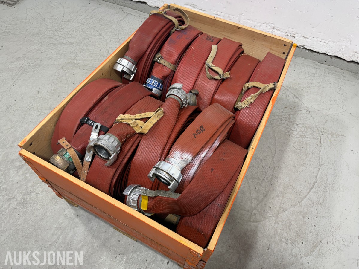 Parti brannslanger med koblinger – ca. 13 stk 