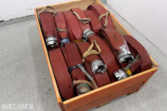 Parti brannslanger med koblinger – ca. 13 stk 