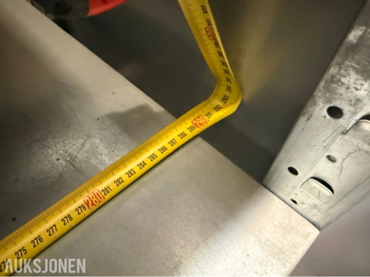 Parti med metallreoler og hyller