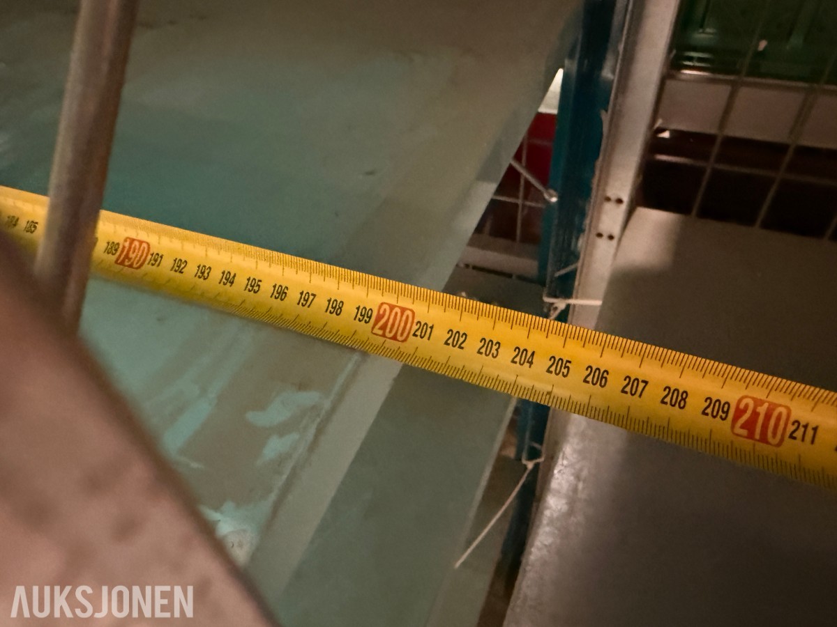 Parti med metallreoler og hyller