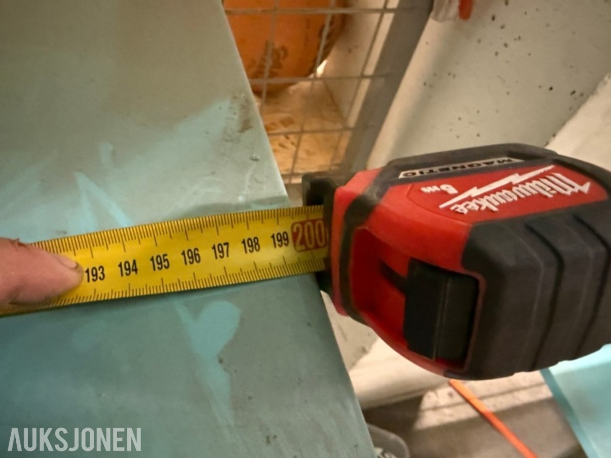 Parti med metallreoler og hyller