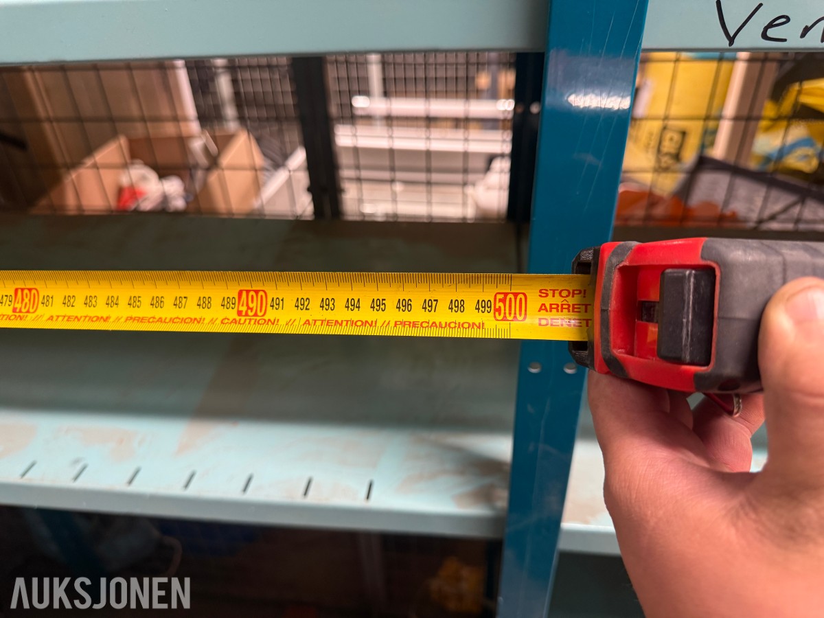 Parti med metallreoler og hyller