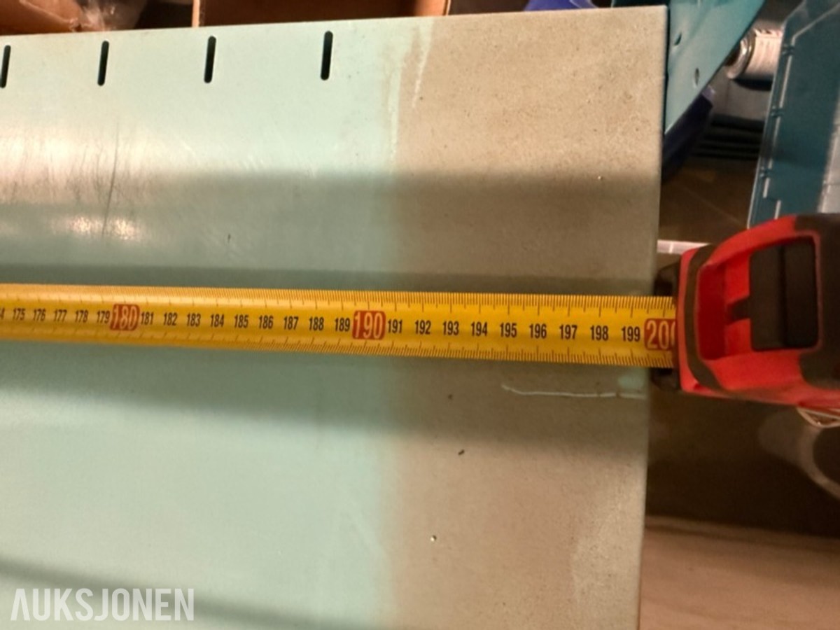 Parti med metallreoler og hyller