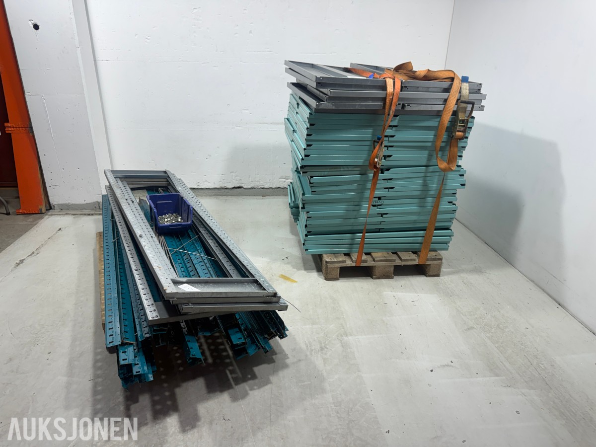 Parti med metallreoler og hyller
