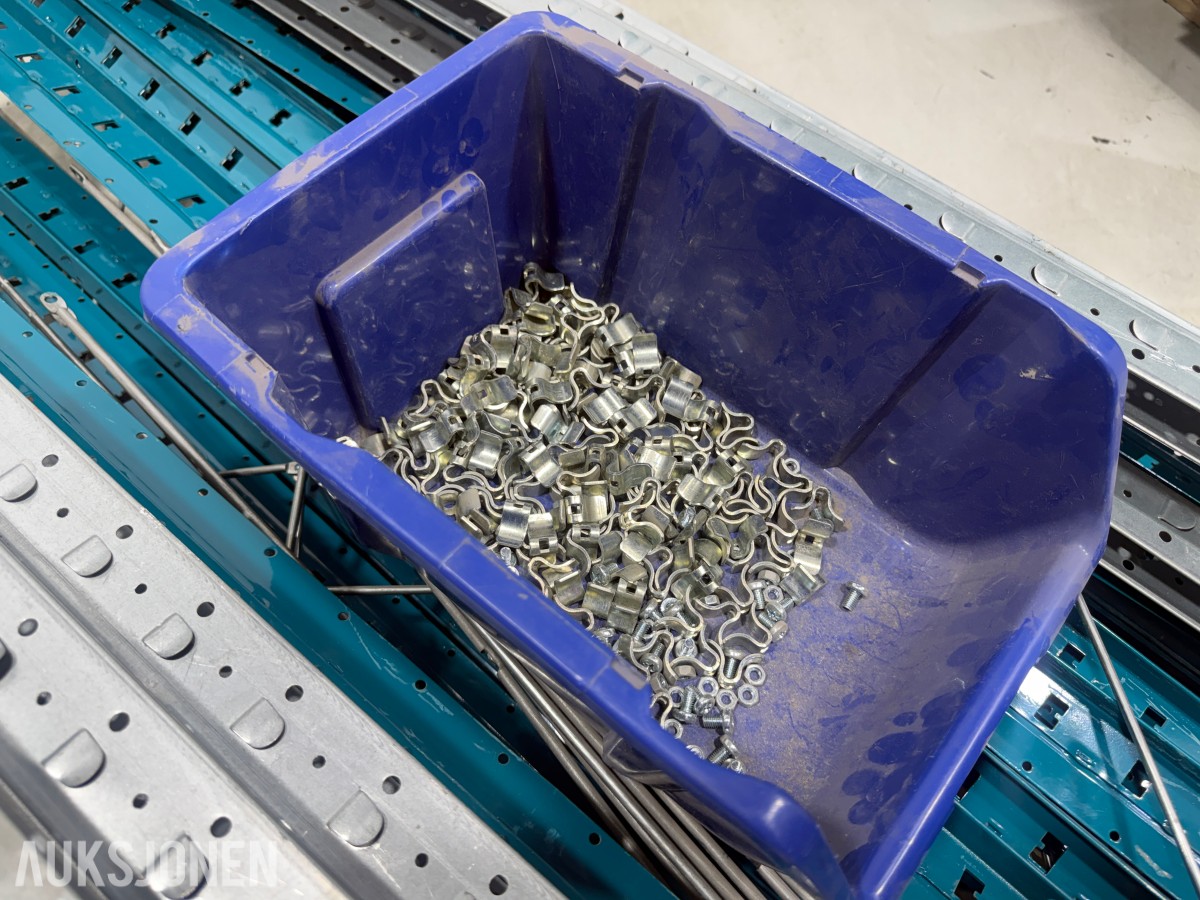 Parti med metallreoler og hyller