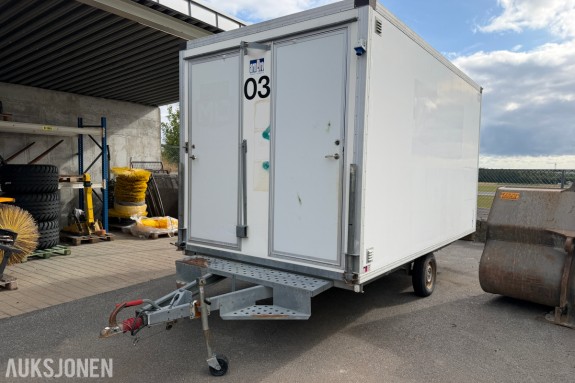 Arnpro mannskapsbrakke - Toalett - Pauserom - Kjøleskap, micro og bord med stoler