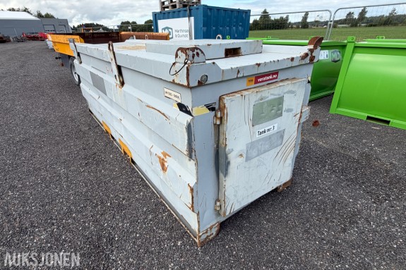 Dieseltank 3000L i stål med integrert pumpeutstyr - 3,7 x 1,15 m