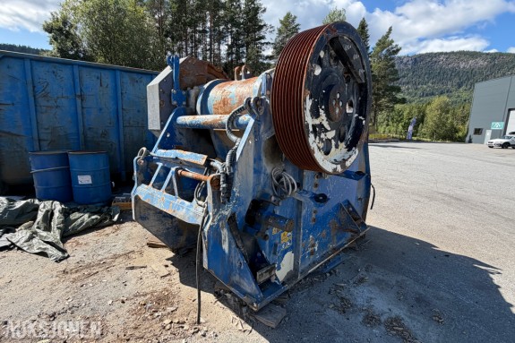 Kleemann knuseverkskomponenter - demontert kjeftknuserenhet med svinghjul - vibrasjonsmatebord - Kleemann girmotor - transportbånd - hydraulikksylindre, fjærpakker og gitterrister