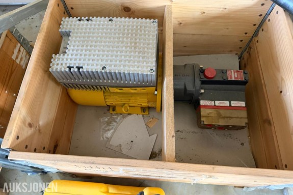 Hydra-Cell 604XDBTHFEHG  pumpeaggregat med Lenze 4 kW elektromotor