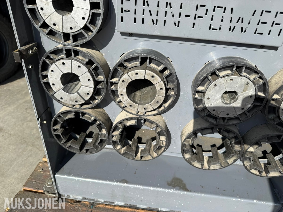 2004 Finn-Power FP120IS slangepresse – 2800 kN – Mange pressbakker – Reparasjonsobjekt