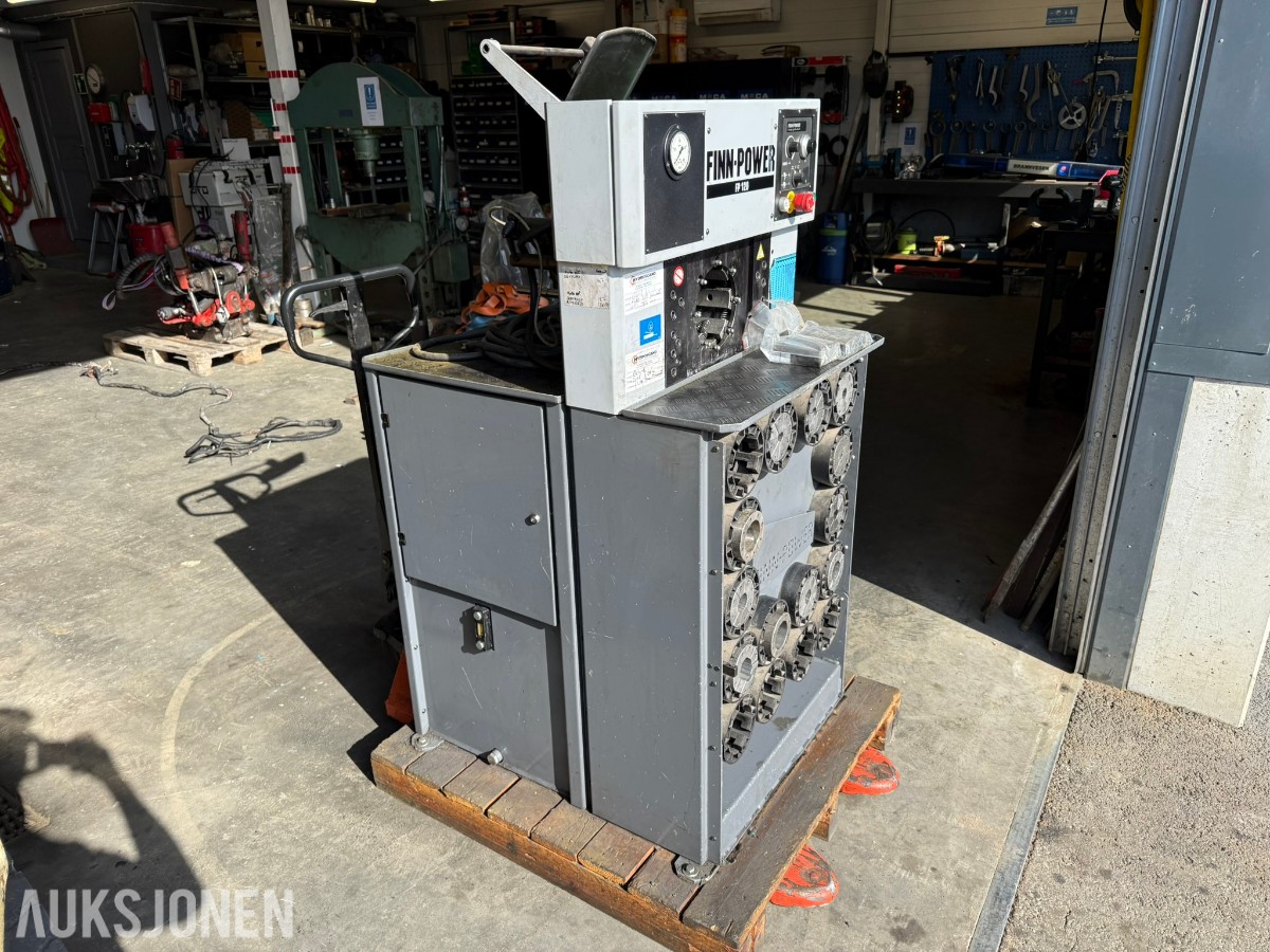 2004 Finn-Power FP120IS slangepresse – 2800 kN – Mange pressbakker – Reparasjonsobjekt