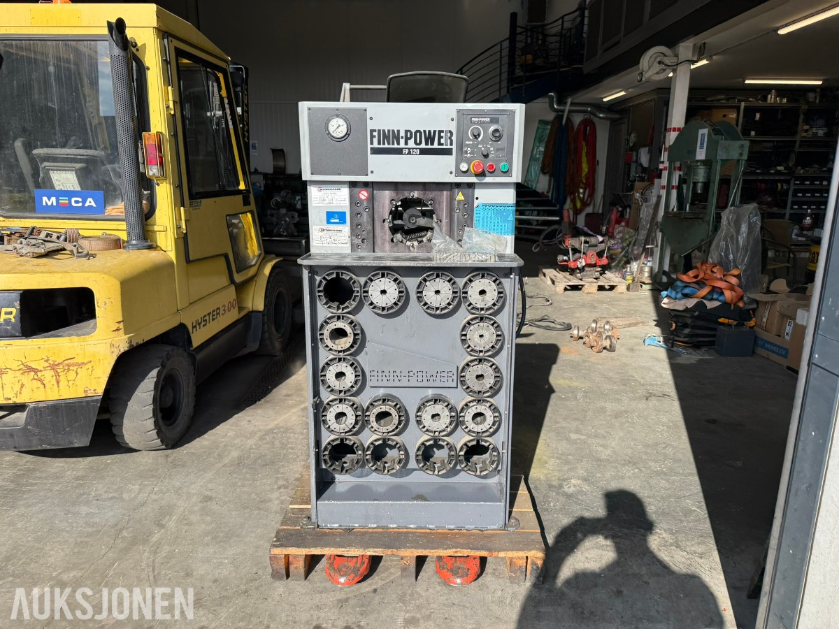 2004 Finn-Power FP120IS slangepresse – 2800 kN – Mange pressbakker – Reparasjonsobjekt