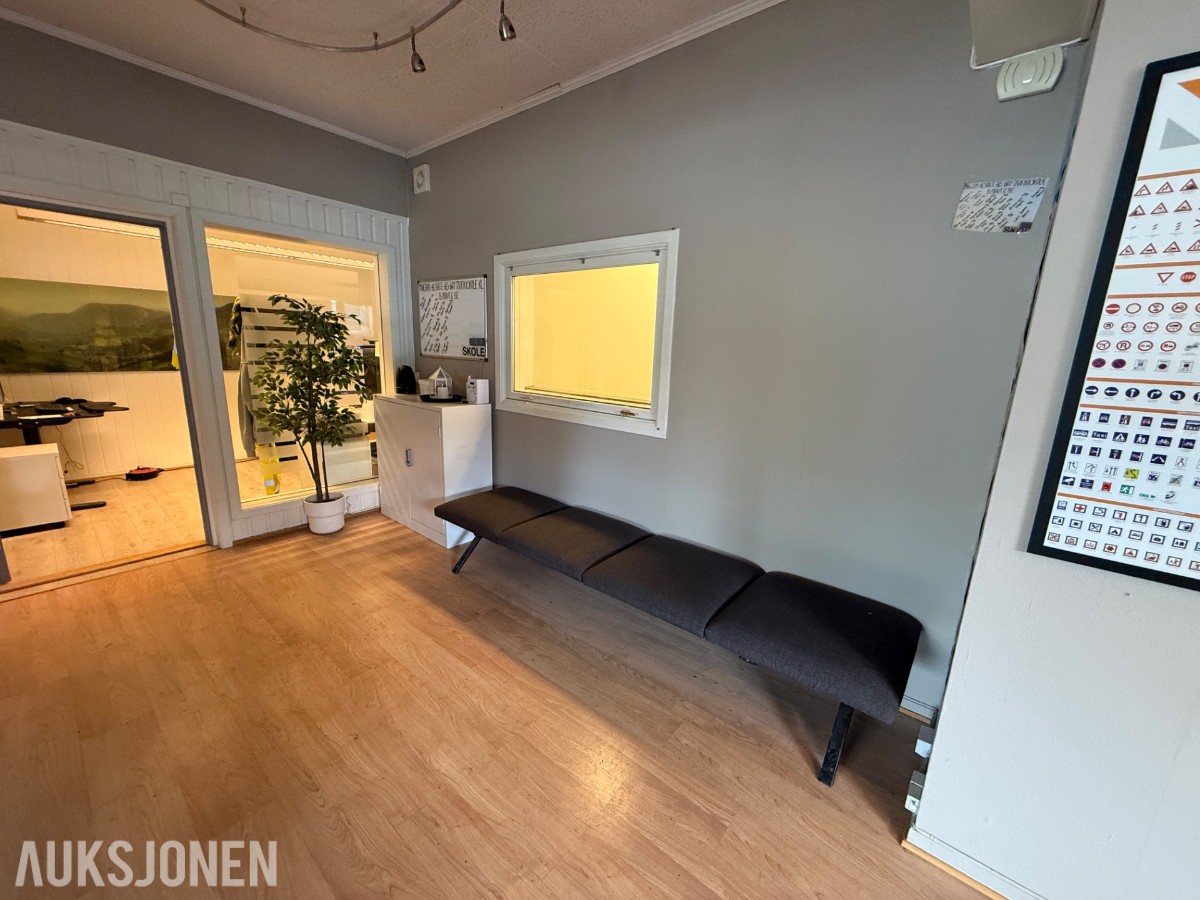 Resepsjons- og venteromsmøbler – selges samlet som vist på bilder