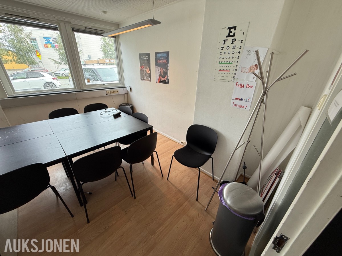 Undervisningsrom – komplett pakke med møbler, TV og whiteboard