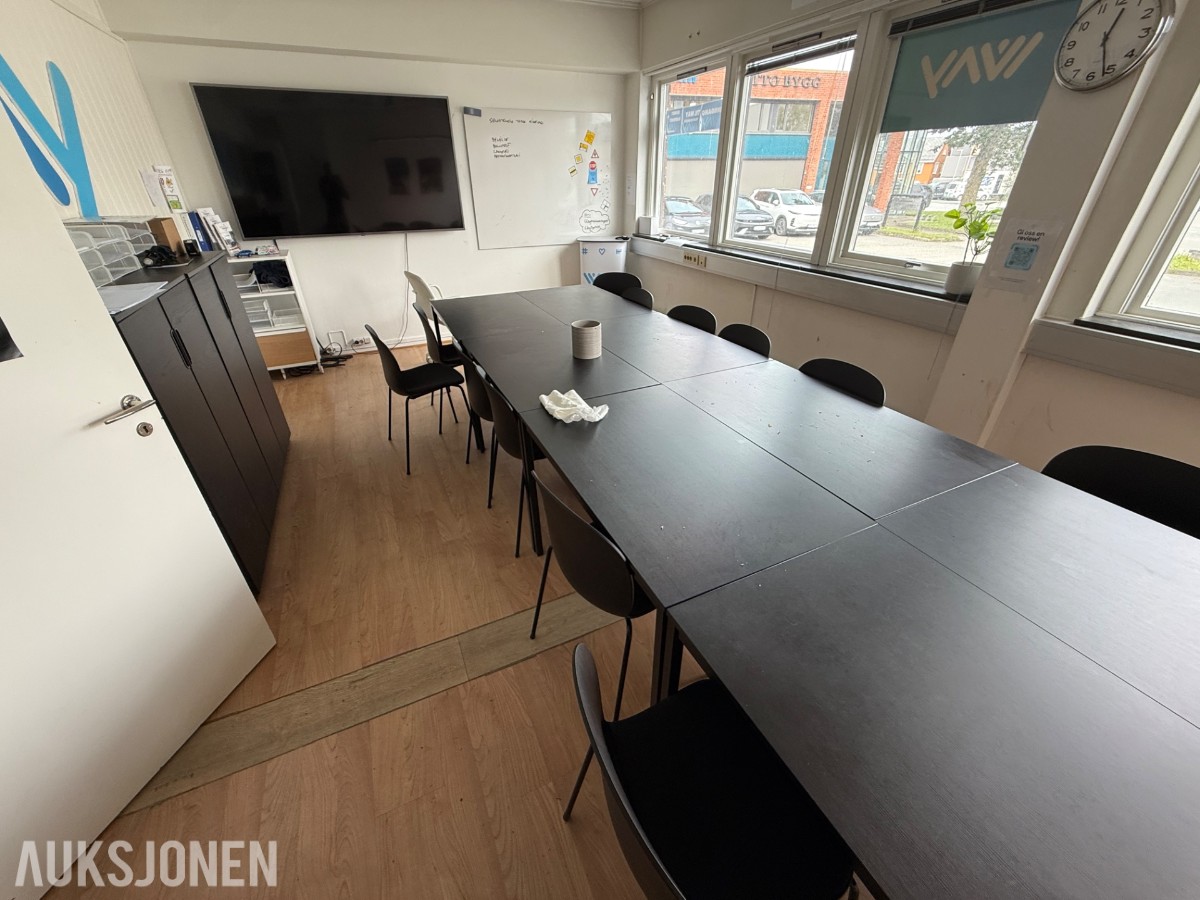 Undervisningsrom – komplett pakke med møbler, TV og whiteboard