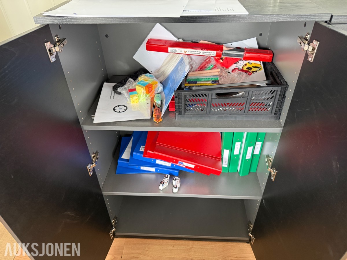 Undervisningsrom – komplett pakke med møbler, TV og whiteboard
