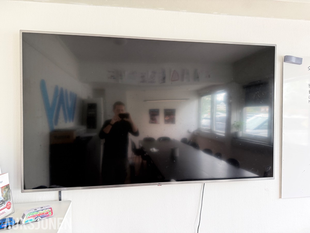 Undervisningsrom – komplett pakke med møbler, TV og whiteboard