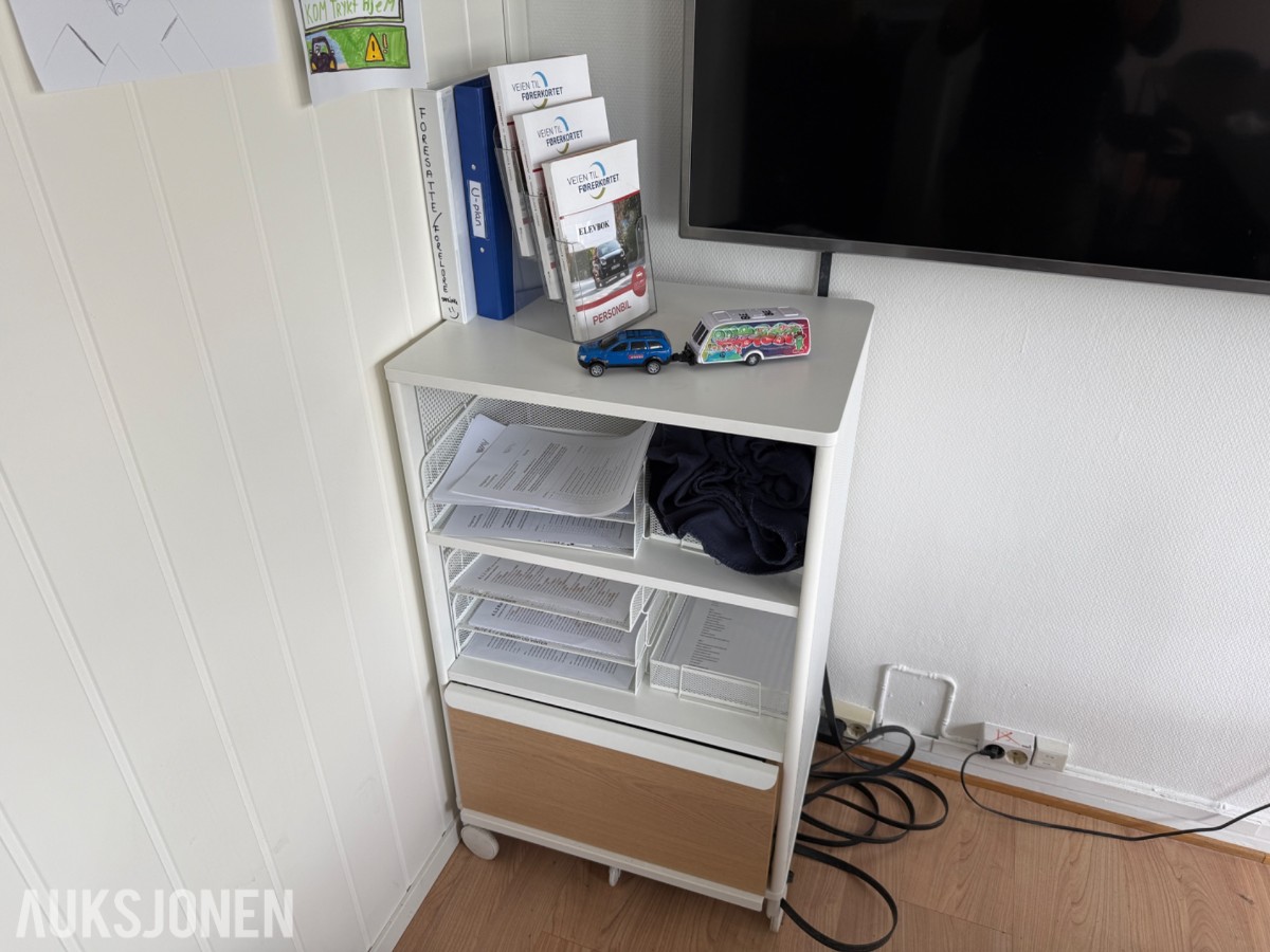 Undervisningsrom – komplett pakke med møbler, TV og whiteboard
