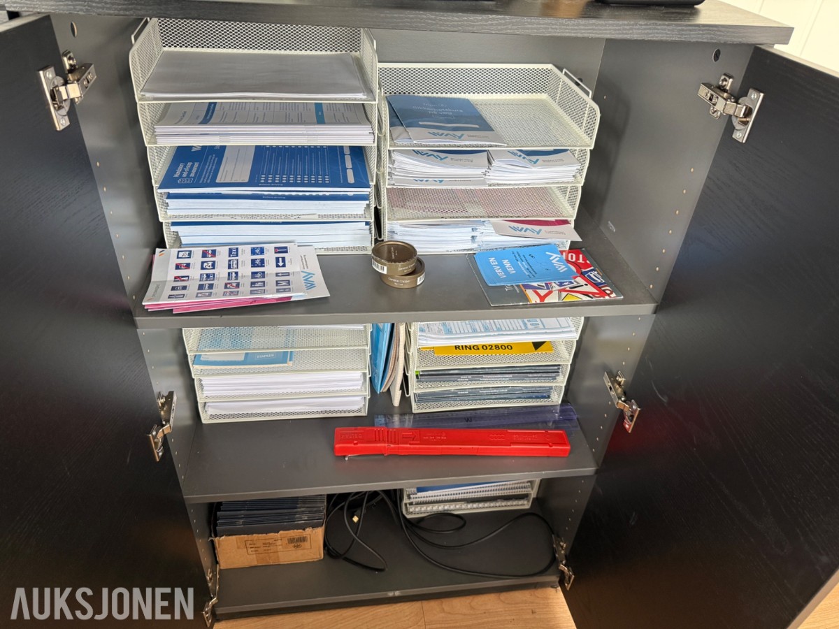Undervisningsrom – komplett pakke med møbler, TV og whiteboard