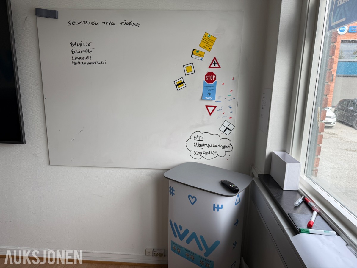 Undervisningsrom – komplett pakke med møbler, TV og whiteboard