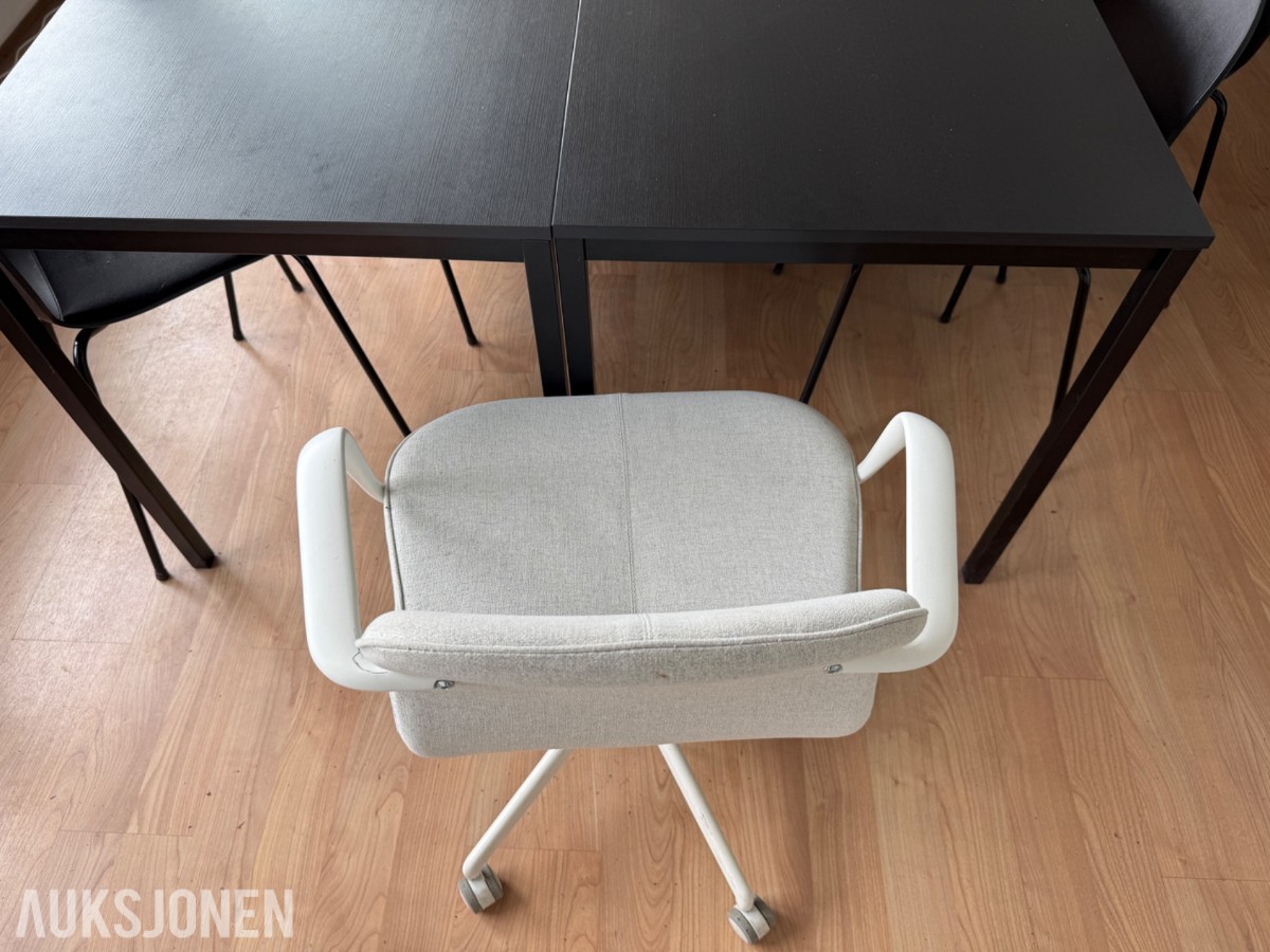 Undervisningsrom – komplett pakke med møbler, TV og whiteboard