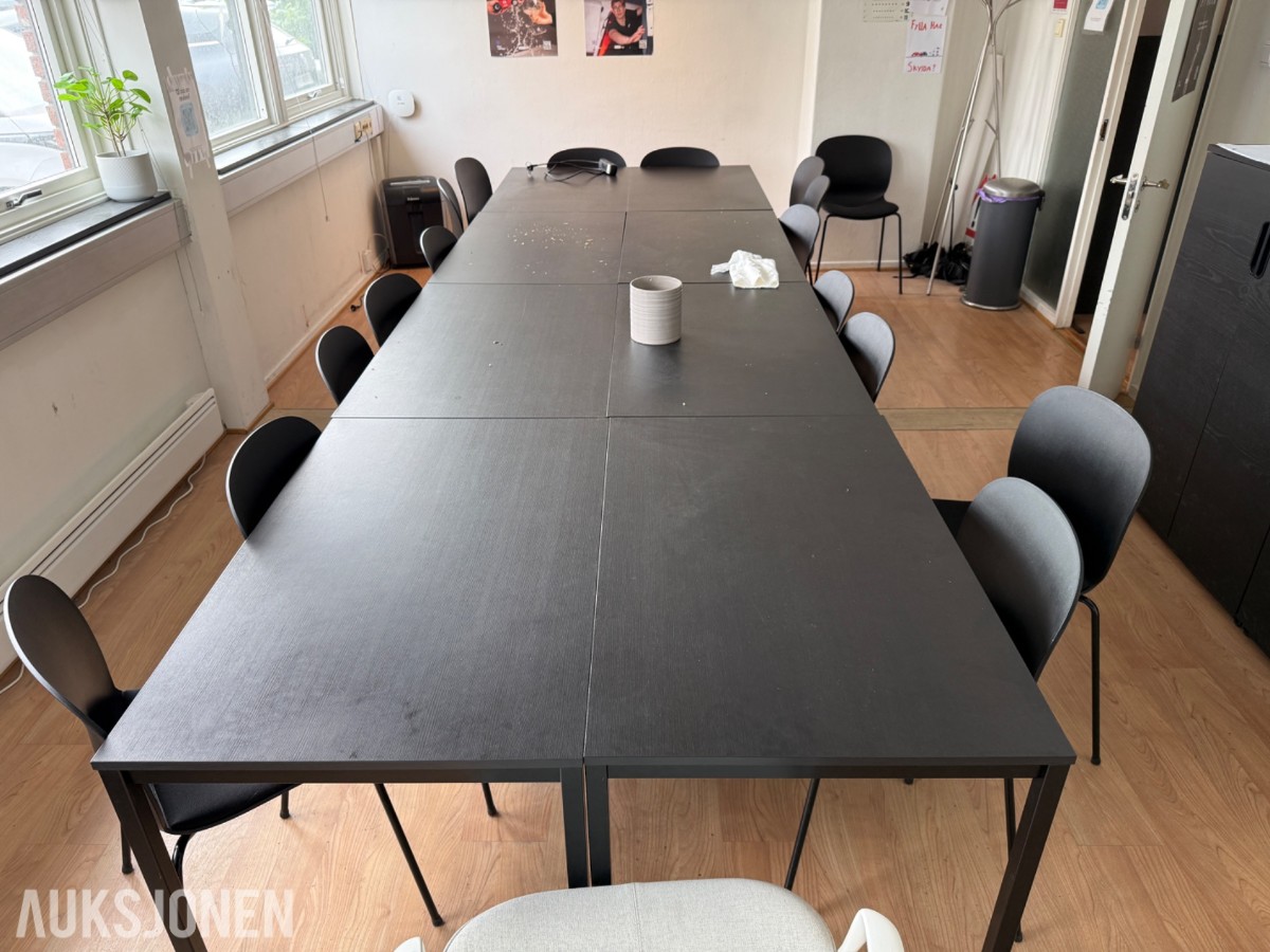 Undervisningsrom – komplett pakke med møbler, TV og whiteboard