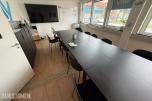 Undervisningsrom – komplett pakke med møbler, TV og whiteboard