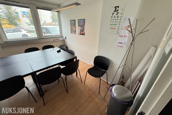 Undervisningsrom – komplett pakke med møbler, TV og whiteboard