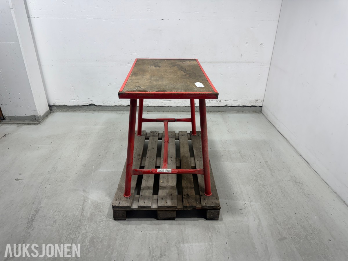 Sammenleggbart arbeidsbord med metallunderstel