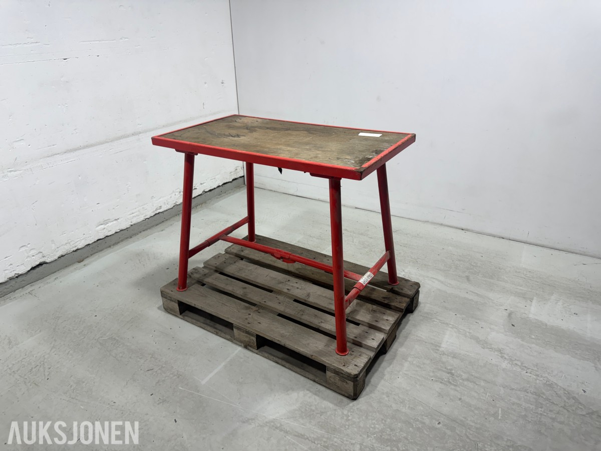 Sammenleggbart arbeidsbord med metallunderstel