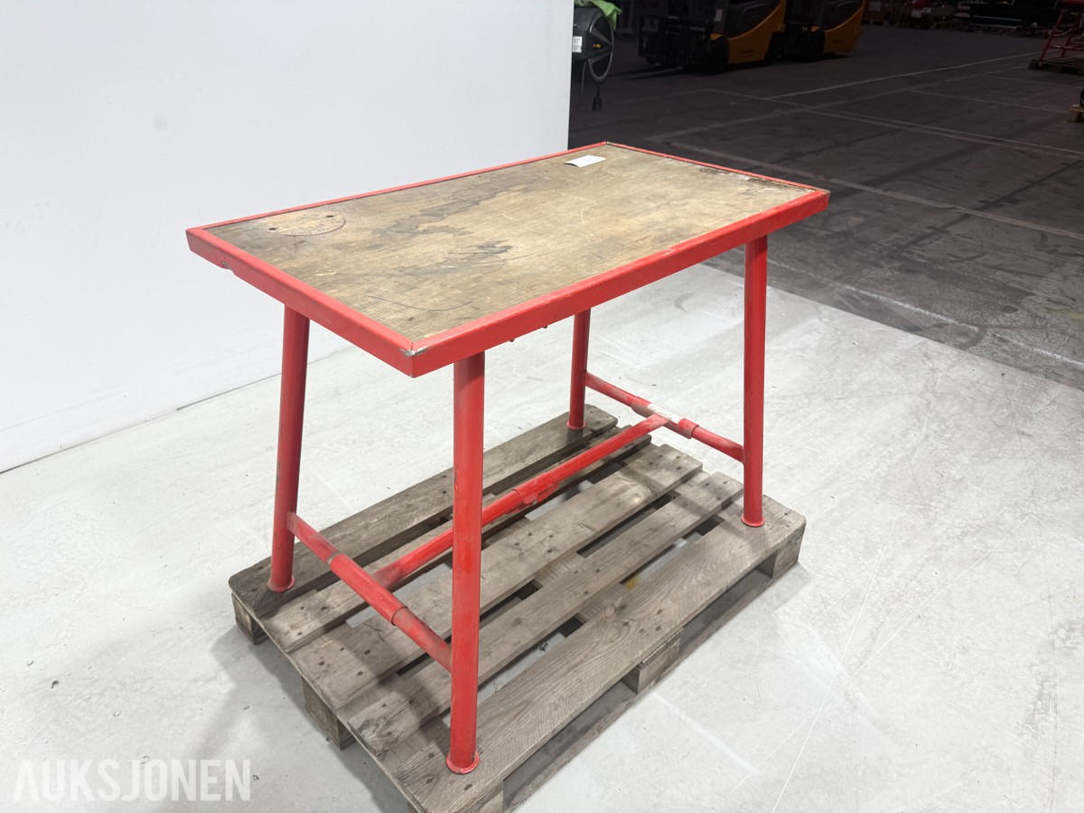 Sammenleggbart arbeidsbord med metallunderstel