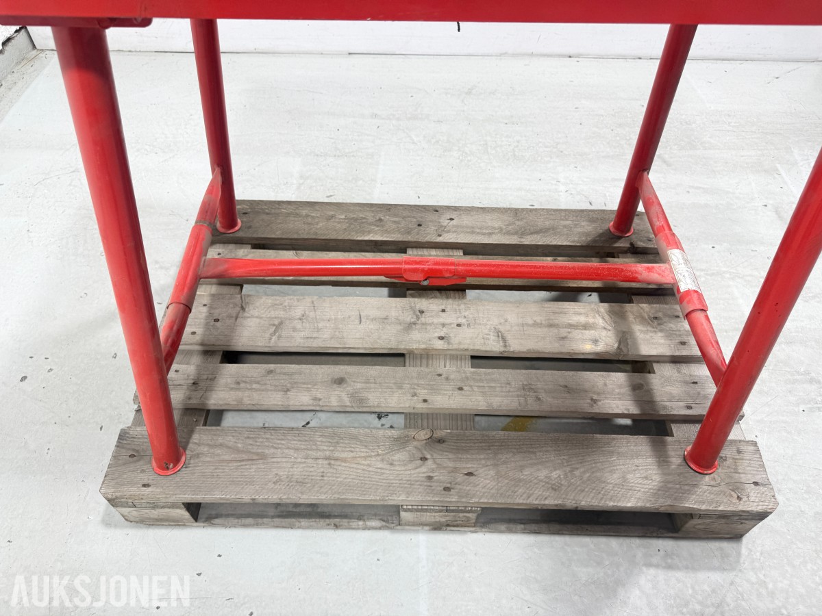 Sammenleggbart arbeidsbord med metallunderstel