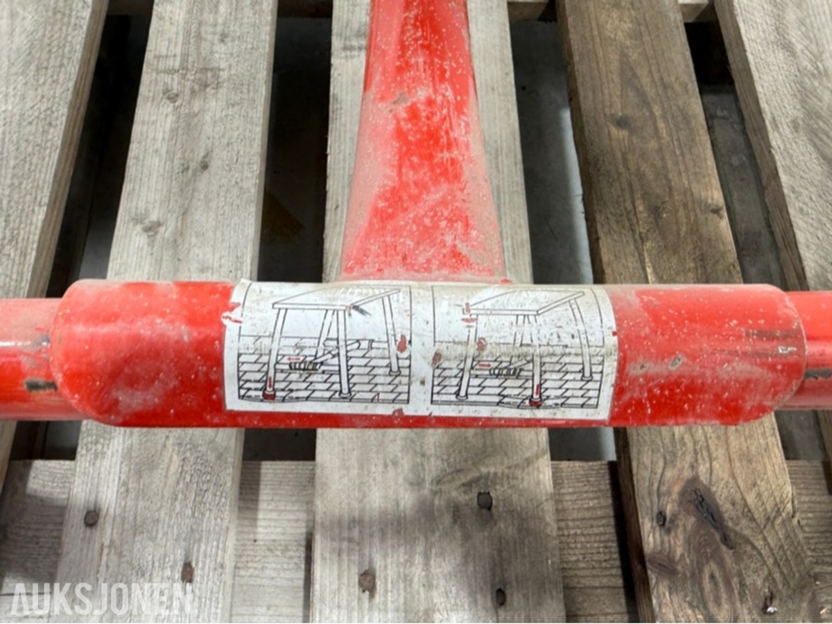 Sammenleggbart arbeidsbord med metallunderstel