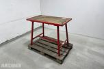Sammenleggbart arbeidsbord med metallunderstel